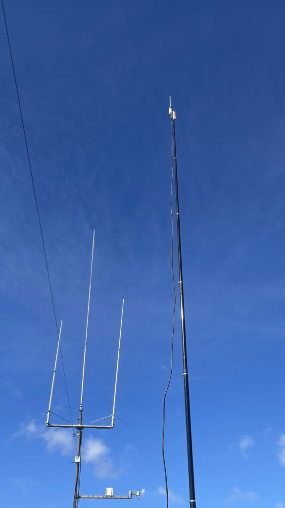 Provisorischer Betrieb in meiner Gartenlaube, die Antenne ist an einem GFK Mast Montiert in circa 10m höhe. Eine aktuelle Standortsuche läuft bereits.